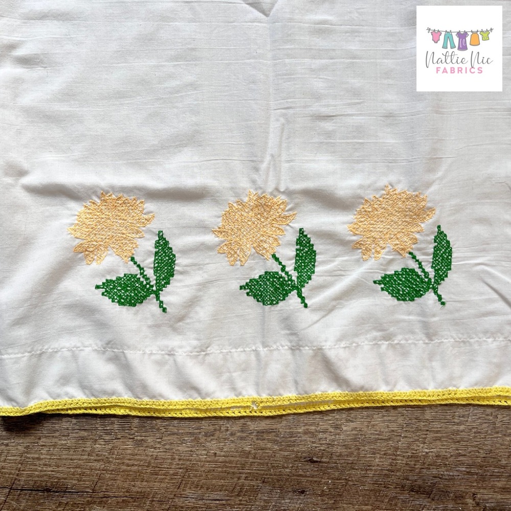 Vintage pair of pillowcases yellow‎ floral emboidery crochet trim - Picture 3 of 4